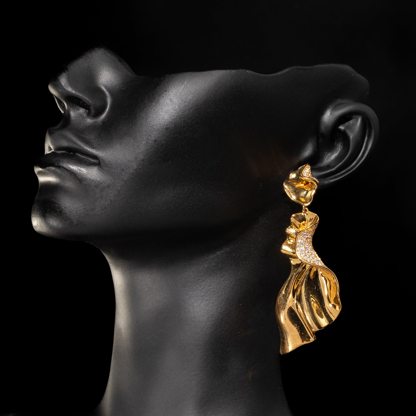 En Pointe Elegance Gold Earrings